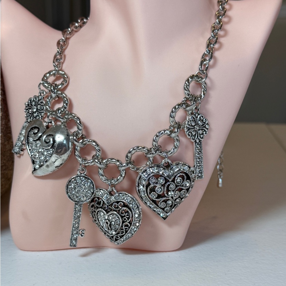 ⚜️ Silver Heart and Key Charm Necklace - Picture 3 of 9